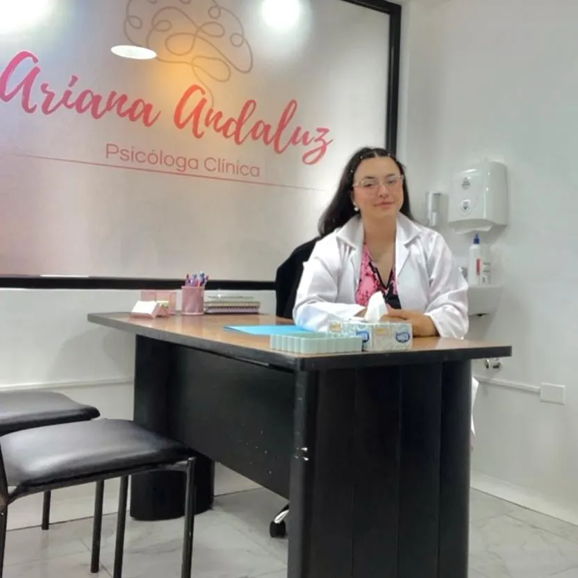 Psicóloga Ariana Andaluz en su consultorio